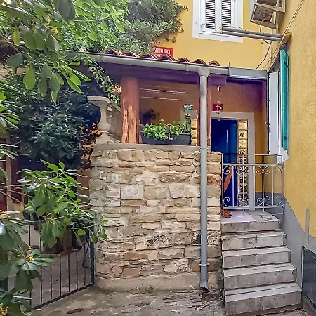 Viktoria Near Beach, Tartini Square Is Peaceful, Unique And Cosy For Lgbtq,, Couples Getaway, Families & Friends 펜션 피란