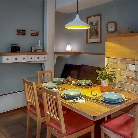 Viktoria Near Beach, Tartini Square Is Peaceful, Unique And Cosy For Lgbtq,, Couples Getaway, Families & Friends 피란